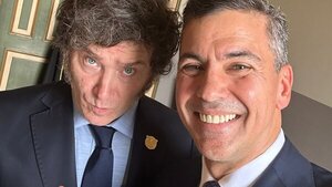 Santiago Peña se muestra con Javier Milei tras asunción de Bukele en El Salvador