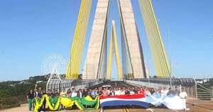 La Nación / Impulsan apertura de puente Franco/Foz ante insostenible paso fronterizo por CDE
