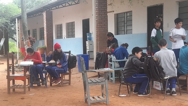 Alumnos de Villa Hayes dan clases al aire libre por falta de infraestructura - Megacadena - Diario Digital