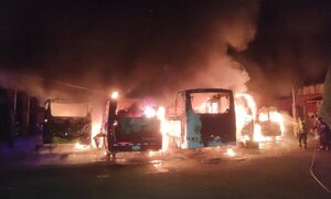 Feroz incendio consume ocho buses de empresas de transporte en Hernandarias – Diario TNPRESS