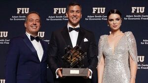 Anfitriona en Miami: Nadia Ferreira presentó a Santiago Peña en evento que lo premió