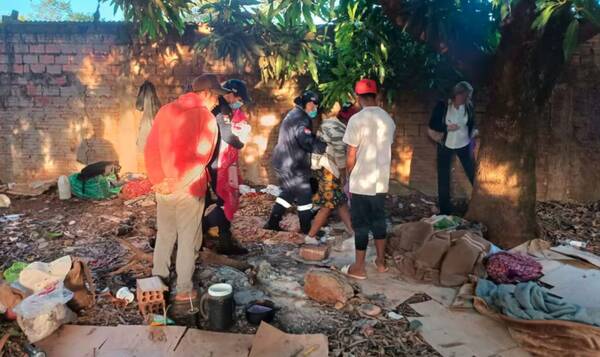 Rescatan a menor de 14 años que dio a luz hace tres días: estaba sobre un cartón bajo un mango