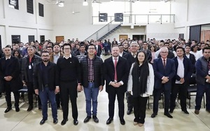 Entregan certificados a 122 nuevos profesionales en mandos medios