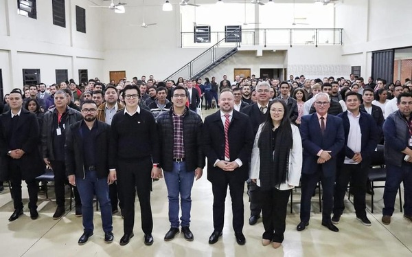 Entregan certificados a 122 nuevos profesionales en mandos medios