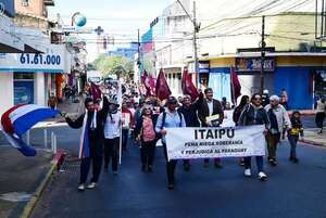 Itaipú: Organizaciones marcharon contra “pacto fraudulento” - Economía - ABC Color