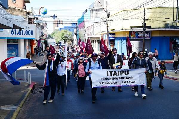 Itaipú: Organizaciones marcharon contra “pacto fraudulento” - Economía - ABC Color