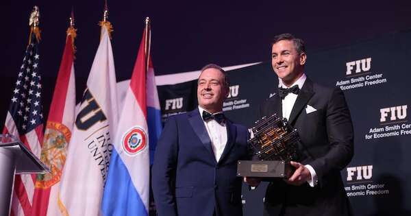 La Nación / Peña recibe el premio Champion of Freedom