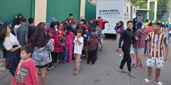 Realizan asistencia médica a indígenas ubicados en la Avenida Artigas