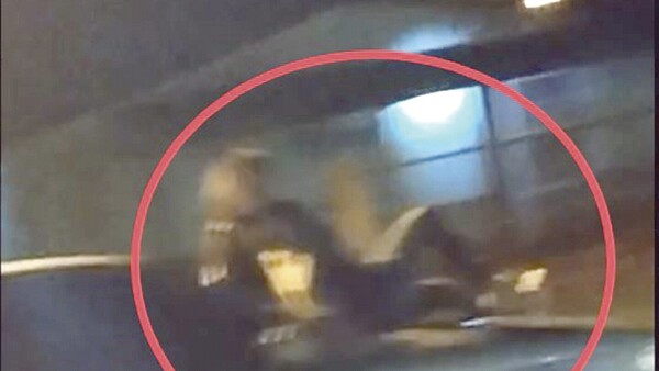 Llevó a su pareja sobre el capó del vehículo tras pelea y fue detenido