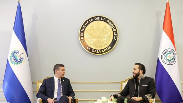 Peña y Bukele hablan de“fortalecer unidad regional” en encuentro bilateral