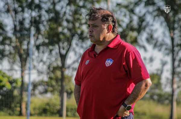 Joel Maidana, entrenador de Encarnación FC, anuncia su renuncia tras derrota ante Carapeguá.