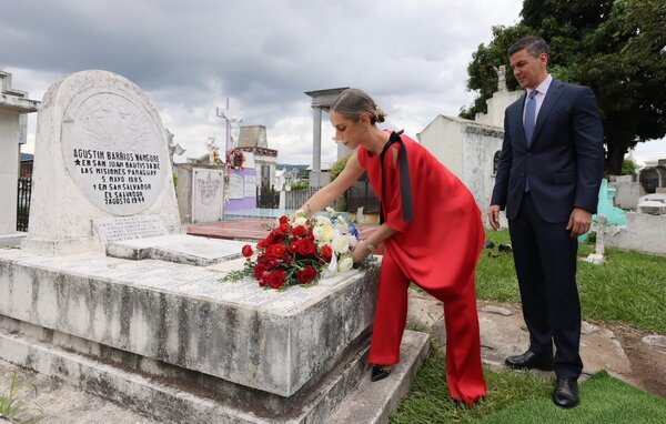 Homenaje a Mangoré: Pareja presidencial visitó lugar donde descansan los restos del legendario músico - Unicanal