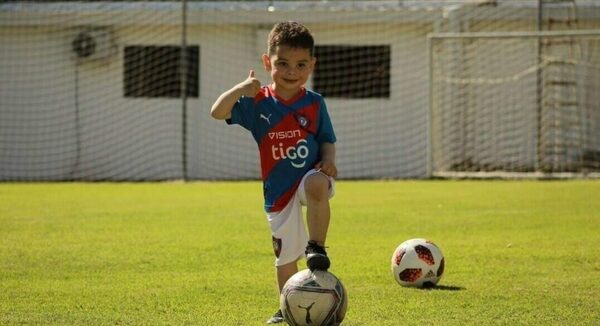 Versus / Miguel Almirón enloquece a los hinchas de Cerro Porteño con la foto azulgrana de su hijo