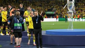 Unos 200 aficionados reciben al Borussia en su llegada a Dortmund