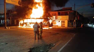 Un bus arde en llamas en plena calle céntrica de San Lorenzo