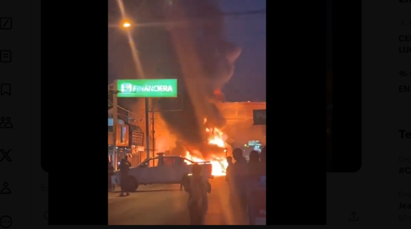 (VIDEO). Se incendia un bus en plena calle central en San Lorenzo