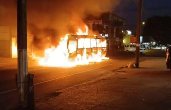 [VIDEO] Se incendió un colectivo en “Sanlo” y “derritió” la parte de atrás de un auto