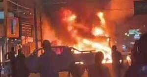 La Nación / Un bus se incendió por completo cuando circulaba por San Lorenzo