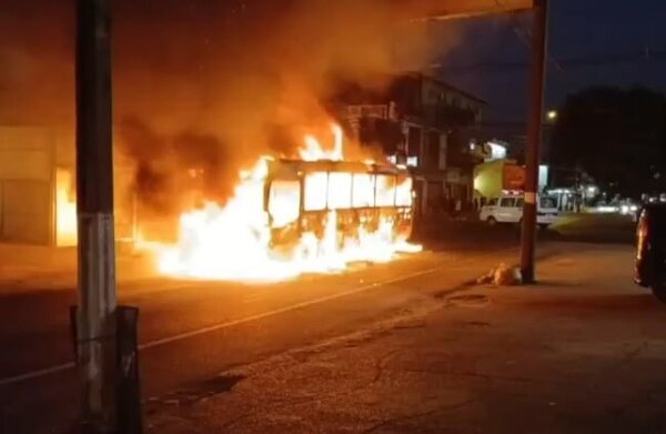 Bus de la Línea 26 ardió en llamas en el centro de San Lorenzo - Radio Imperio 106.7 FM