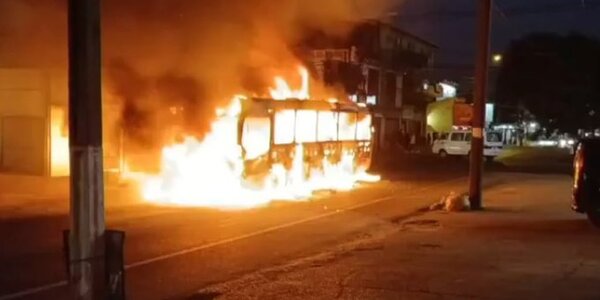 Bus de la Línea 26 ardió en llamas en el centro de San Lorenzo
