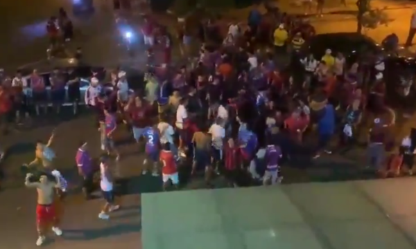 (VIDEO). ¡Chake! Hinchas del Ciclón protestan: “Que se vayan todos”
