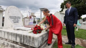 Santiago Peña visitó la tumba de Mangoré en El Salvador