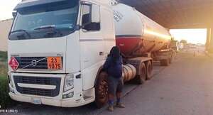 Chofer boliviano cae con 10 kg de droga, ocultos en su camión cisterna - Nacionales - ABC Color