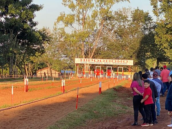 TIROTEO EN HIPÓDROMO DE SAN RAFAEL DEL PARANÁ DEJA DOS HERIDOS - Itapúa Noticias