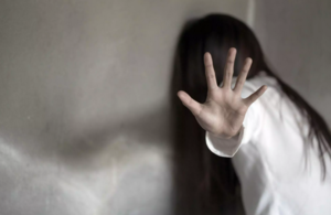 Padrastro habría violado a trillizas mientras la madre iba a trabajar