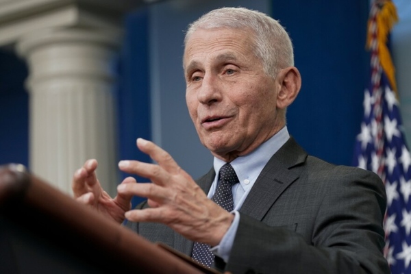 El Dr. Fauci reconoció que las medidas de Covid, como el distanciamiento social y el uso de barbijos para niños, carecen de fundamentos científicos.