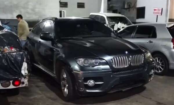 A punta de pistola, hombres intentaron raptar a dos mujeres en lujoso BMW - Noticiero Paraguay