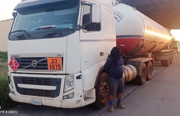 Chofer boliviano cae con 10 kg de droga, ocultos en su camión cisterna