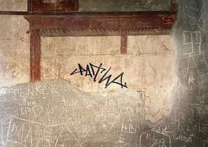 Un turista garabateó su firma en una histórica pared con frescos en antigua ciudad de Herculano, Italia - Mundo - ABC Color