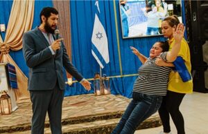 ¿Falleció doña en pleno culto de pastor polémico de famosos?