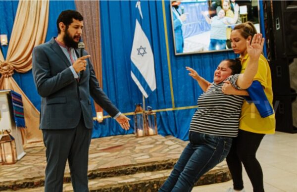 ¿Falleció doña en pleno culto de pastor polémico de famosos?