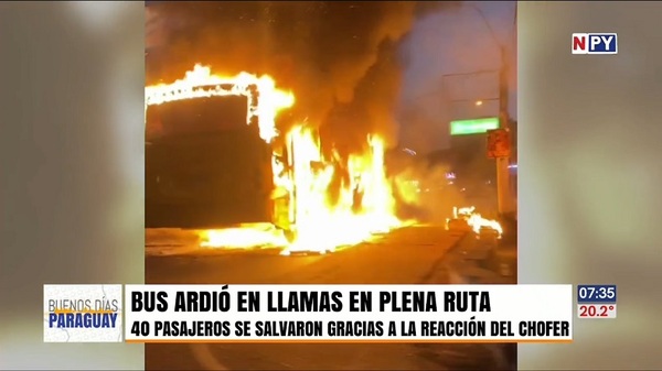 Bus fue consumido por el fuego en San Lorenzo - Noticias Paraguay