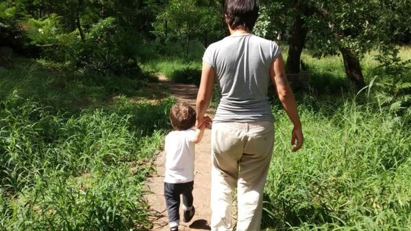 Recuperó a su hijo, pero no puede trabajar por lío judicial