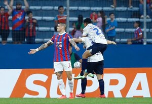 Versus / Un exjugador de Cerro Porteño destrozó a Alan Benítez: "Eso es causal de despido"
