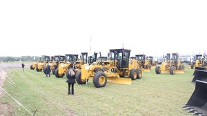 Gobierno entregó maquinarias viales a Itapúa y otros departamentos