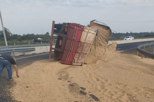 Camión vuelca aparatosamente en rotonda ubicada en las inmediaciones de la báscula - Noticiero Paraguay