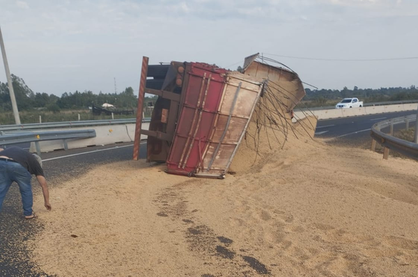 Camión vuelca aparatosamente en rotonda ubicada en las inmediaciones de la báscula - Noticiero Paraguay