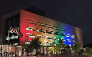 Embajada de Estados Unidos iluminada con los colores del orgullo LGTB - Nacionales - ABC Color