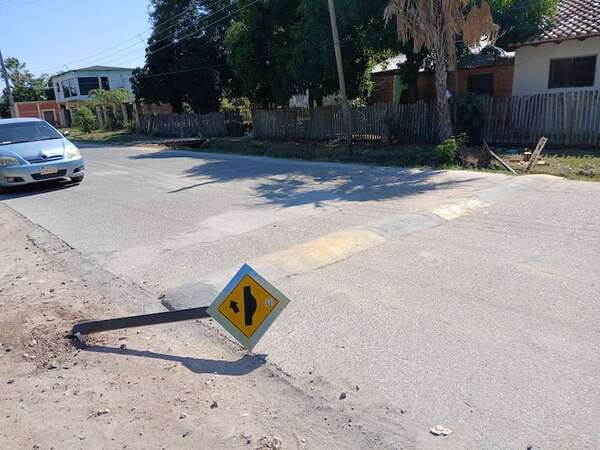 Vándalos destruyen señales de tránsito en Fuerte Olimpo - Noticias del Chaco - ABC Color
