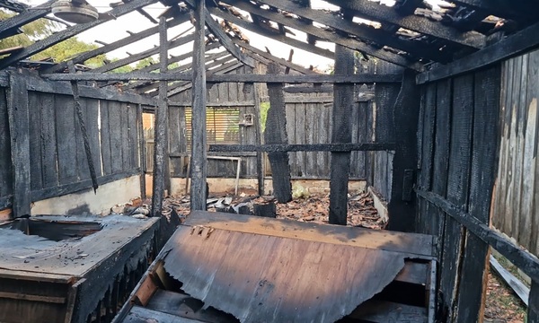 Incendio consume la vivienda de la profesora Betty Páez en Coronel Oviedo - OviedoPress