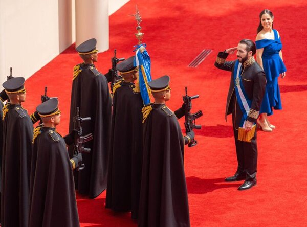 El llamativo traje de Bukele que pone en discusión el protocolo en su investidura