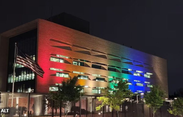 Edificio de la Embajada de EE.UU. se ilumina con colores del orgullo LGTB