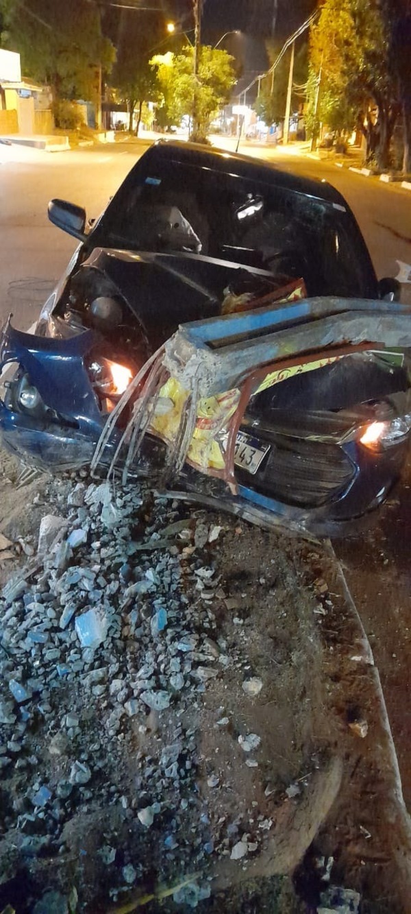 Automóvil Choca Contra Columna en Itacurubí: Conductor Sufre Lesiones Leves