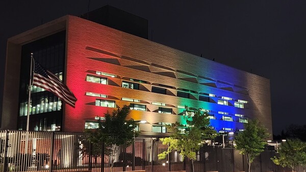 En el Mes del Orgullo, Embajada de EEUU se viste con los colores de la comunidad LGTBI