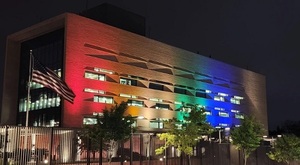 Embajada de EE.UU. en Paraguay ilumina su edificio con colores del Orgullo LGTBI