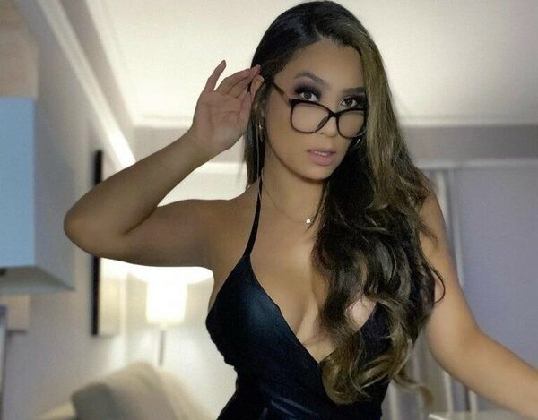 Jazmín Mernes y su pose, en negro, para el infarto